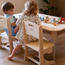 Mitwachsender Holztisch im Einsatz – Kinder nutzen ihn kreativ