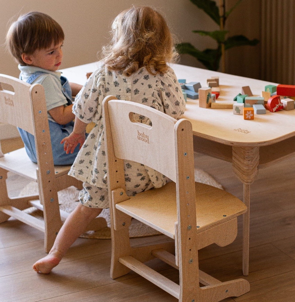 Mitwachsender Holztisch im Einsatz – Kinder nutzen ihn kreativ