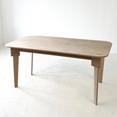 Kinderholz­tisch mit verstellbarer Höhe – schlicht und funktional