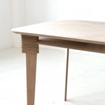 Detailaufnahme vom Tisch – abgerundete Ecken & hochwertiges Holz