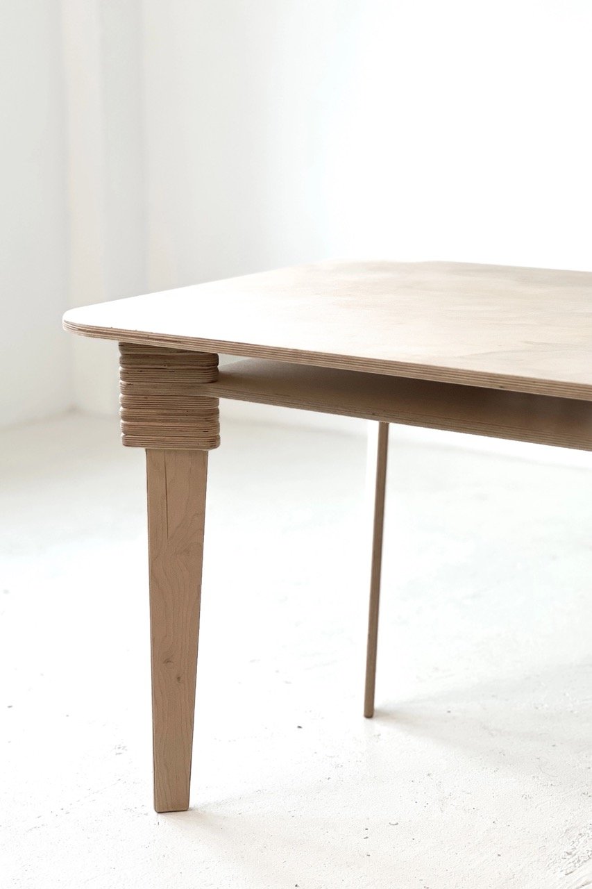 Detailaufnahme vom Tisch – abgerundete Ecken & hochwertiges Holz