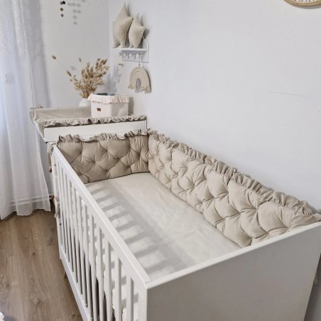 Elegante Babybettumrandung in Beige - gepolstertes Bettnestchen ohne Kind, perfekte Ergänzung für jedes Kinderzimmer Elegante Babybettumrandung in Beige - gepolstertes Bettnestchen ohne Kind, perfekte Ergänzung für jedes Kinderzimmer