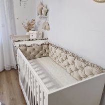Elegante Babybettumrandung in Beige - gepolstertes Bettnestchen ohne Kind, perfekte Ergänzung für jedes Kinderzimmer Elegante Babybettumrandung in Beige - gepolstertes Bettnestchen ohne Kind, perfekte Ergänzung für jedes Kinderzimmer
