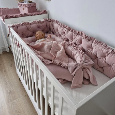 Gestepptes Bettnestchen in Altrosa – stilvolle Babybettumrandung mit Deko, Baby liegt sicher & gemütlich im Bett Gestepptes Bettnestchen in Altrosa – stilvolle Babybettumrandung mit Deko, Baby liegt sicher & gemütlich im Bett