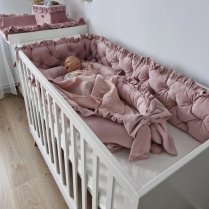 Gestepptes Bettnestchen in Altrosa – stilvolle Babybettumrandung mit Deko, Baby liegt sicher & gemütlich im Bett Gestepptes Bettnestchen in Altrosa – stilvolle Babybettumrandung mit Deko, Baby liegt sicher & gemütlich im Bett