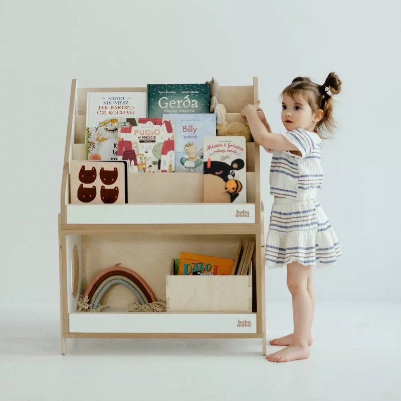 Mädchen greift nach Büchern im Montessori Kinderbücherregal mit offenem Regalmodul im Kinderzimmer