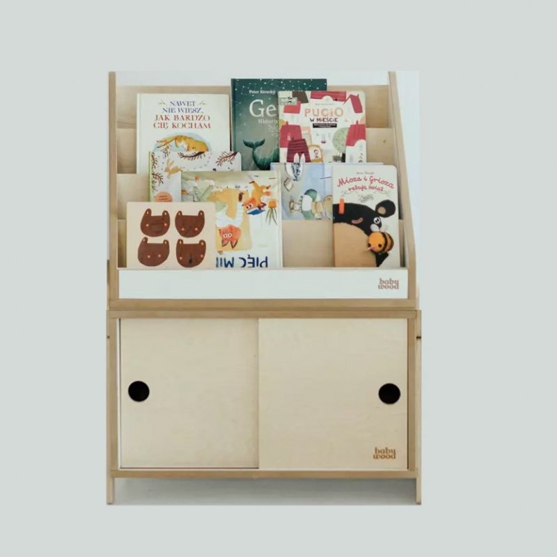 Montessori Bücherregal mit geschlossenem Schrankmodul und Schiebetüren, gefüllt mit Büchern und Spielsachen im Kinderzimmer