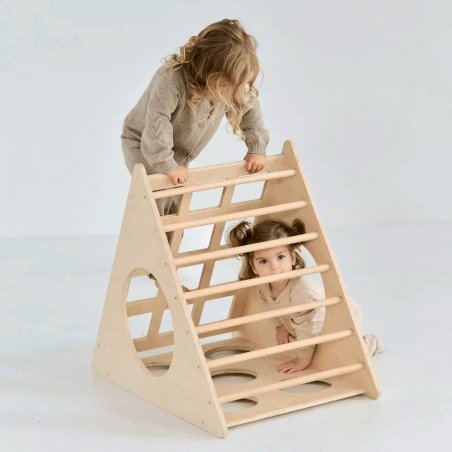 Zwei Mädchen klettern gemeinsam am Montessori-Kletterdreieck aus Holz
