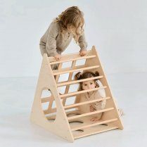Zwei Mädchen klettern gemeinsam am Montessori-Kletterdreieck aus Holz Zwei Mädchen klettern gemeinsam am Montessori-Kletterdreieck aus Holz
