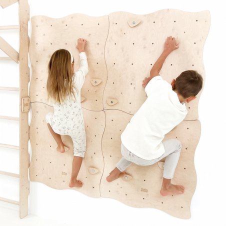 Zwei Kinder klettern an modularer Kletterwand im Kinderzimmer - spielerischer Wettkampf