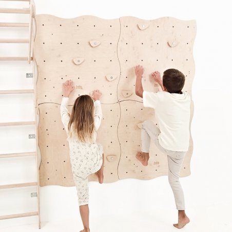 Zwei Kinder klettern um die Wette an der Kletterwand im Kinderzimmer