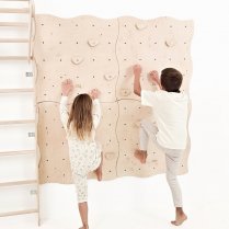 Zwei Kinder klettern um die Wette an der Kletterwand im Kinderzimmer Zwei Kinder klettern um die Wette an der Kletterwand im Kinderzimmer