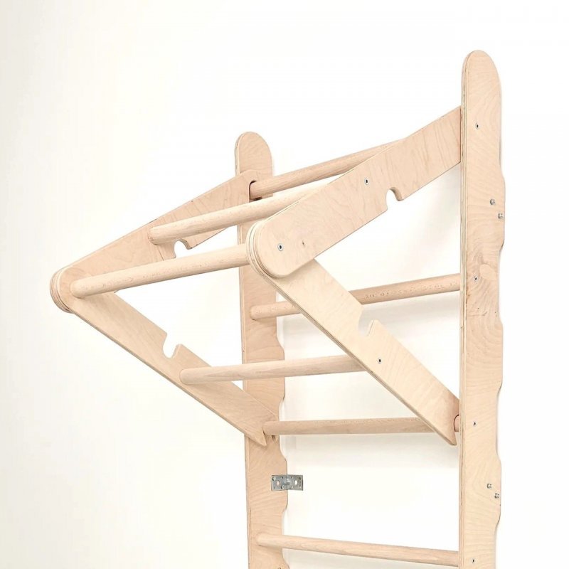 Nahaufnahme: klappbarer Klimmzug-Aufsatz aus massivem, glatt geschliffenem Holz - hohe Verarbeitungsqualität