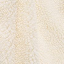 Weißes Kuschelmaterial aus der Nähe – sicherer und weicher Stoff des WOLKEN KISSEN für Kinder Weißes Kuschelmaterial aus der Nähe – sicherer und weicher Stoff des WOLKEN KISSEN für Kinder