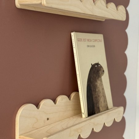 Zwei hölzerne Kinder-Wandregale nebeneinander mit Büchern dekoriert