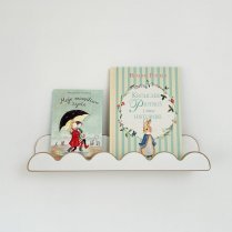 Kleines weißes Kinderregal – Bücher mit dem Cover nach vorne präsentiert Kleines weißes Kinderregal – Bücher mit dem Cover nach vorne präsentiert