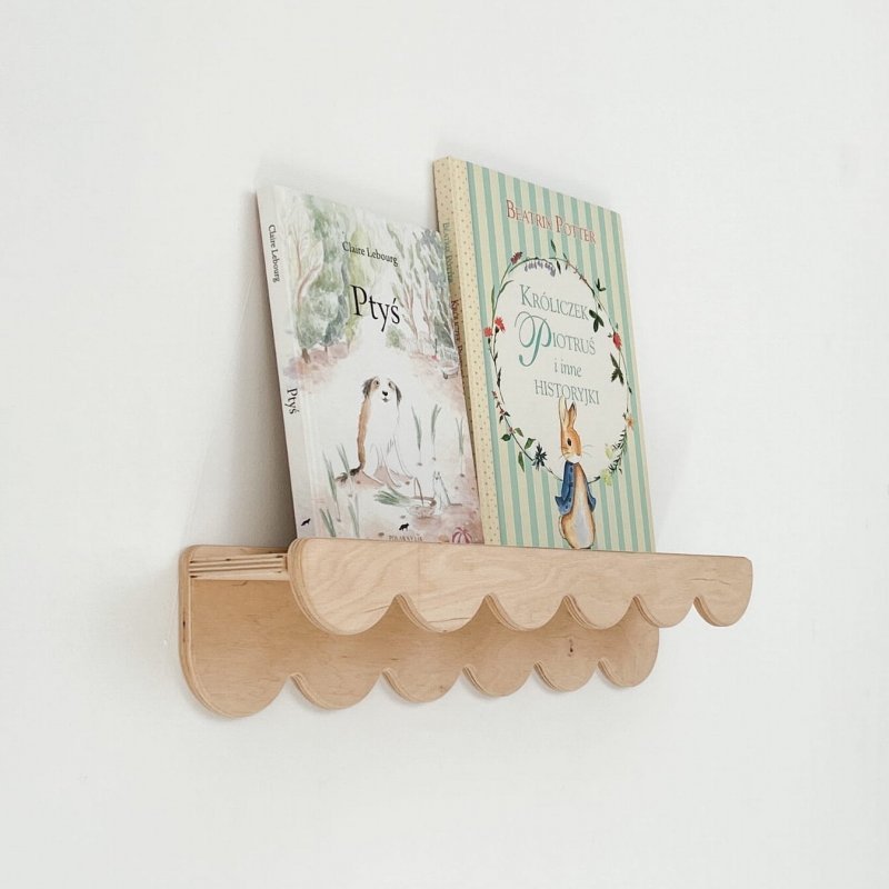 Wandregal aus Holz mit sichtbarer Maserung – zwei Kinderbücher als Dekoration
