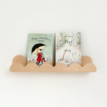 Holz-Wandregal mit Kinderbüchern – ideal zum selbstständigen Zugreifen
