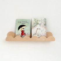 Holz-Wandregal mit Kinderbüchern – ideal zum selbstständigen Zugreifen Holz-Wandregal mit Kinderbüchern – ideal zum selbstständigen Zugreifen