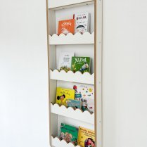 Weißes Wandregal für Kinderzimmer - Seitenansicht mit Kinderbüchern auf den Regalböden Weißes Wandregal für Kinderzimmer - Seitenansicht mit Kinderbüchern auf den Regalböden