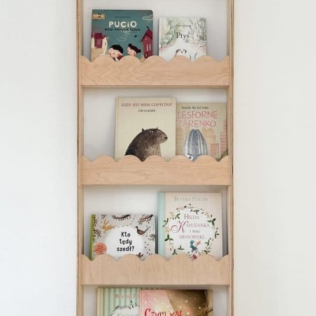 Wandregal aus Holz - Frontansicht mit liebevoll arrangierten Kinderbüchern