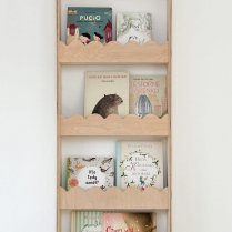Wandregal aus Holz - Frontansicht mit liebevoll arrangierten Kinderbüchern Wandregal aus Holz - Frontansicht mit liebevoll arrangierten Kinderbüchern