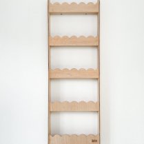 Kinder-Wandregal aus naturbelassenem Holz - stilvolle Frontansicht für Montessori-inspirierte Räume Kinder-Wandregal aus naturbelassenem Holz - stilvolle Frontansicht für Montessori-inspirierte Räume