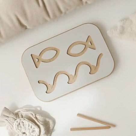 Graphomotorik-Brett Meer in Weiß – modernes MDF-Lernbrett im Montessori Stil mit Meeresmotiven.